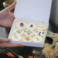 coffret-decouverte-fondants-fleuris-parfumes-cire-vegetale-soja-parfum-grasse-senteur-florale-boise-agrume-fondre-galet-parfume-idee-cadeau-offrir-fait-main1