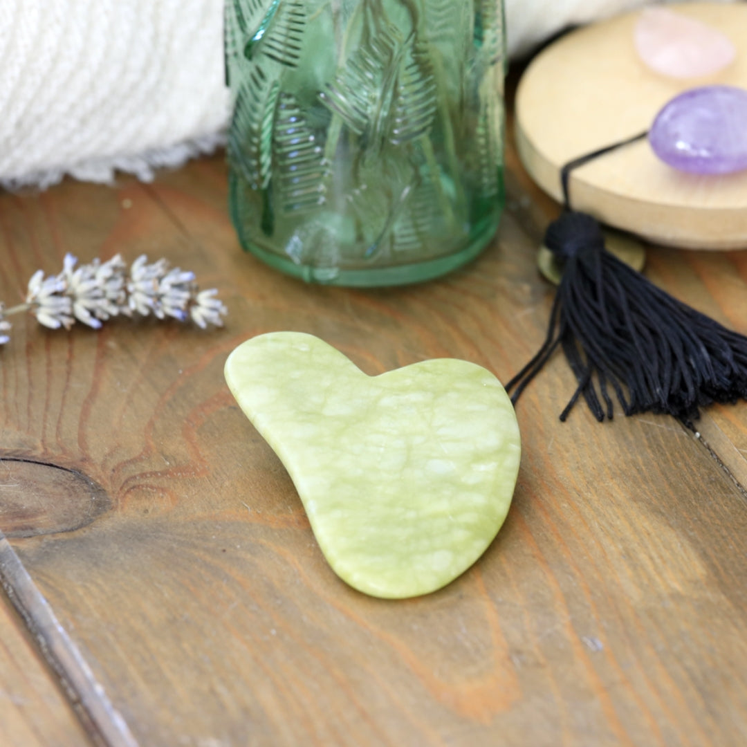 guasha-massage-accessoire-beaute-visage-anti-age-detox-drainage-lymphatique-pierre-lithotherapie-quartz-rose-jade-oree-des-savons4