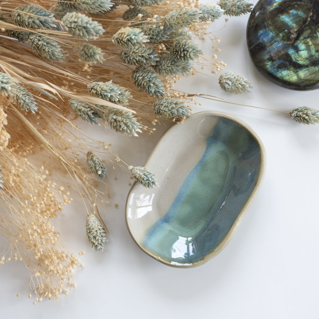 porte-savon-ceramique-poterie-gres-ovale-degrade-blanc-bleu-noir-oree-des-savons-savonnerie-artisanale-saponification-a-froid-naturel-zero-dechet2