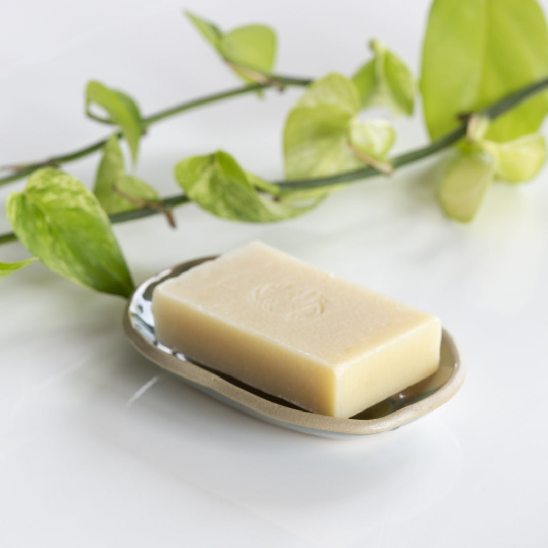 porte-savon-ceramique-poterie-gres-ovale-degrade-blanc-bleu-noir-oree-des-savons-savonnerie-artisanale-saponification-a-froid-naturel-zero-dechet4