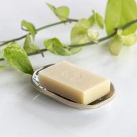 porte-savon-ceramique-poterie-gres-ovale-degrade-blanc-bleu-noir-oree-des-savons-savonnerie-artisanale-saponification-a-froid-naturel-zero-dechet4