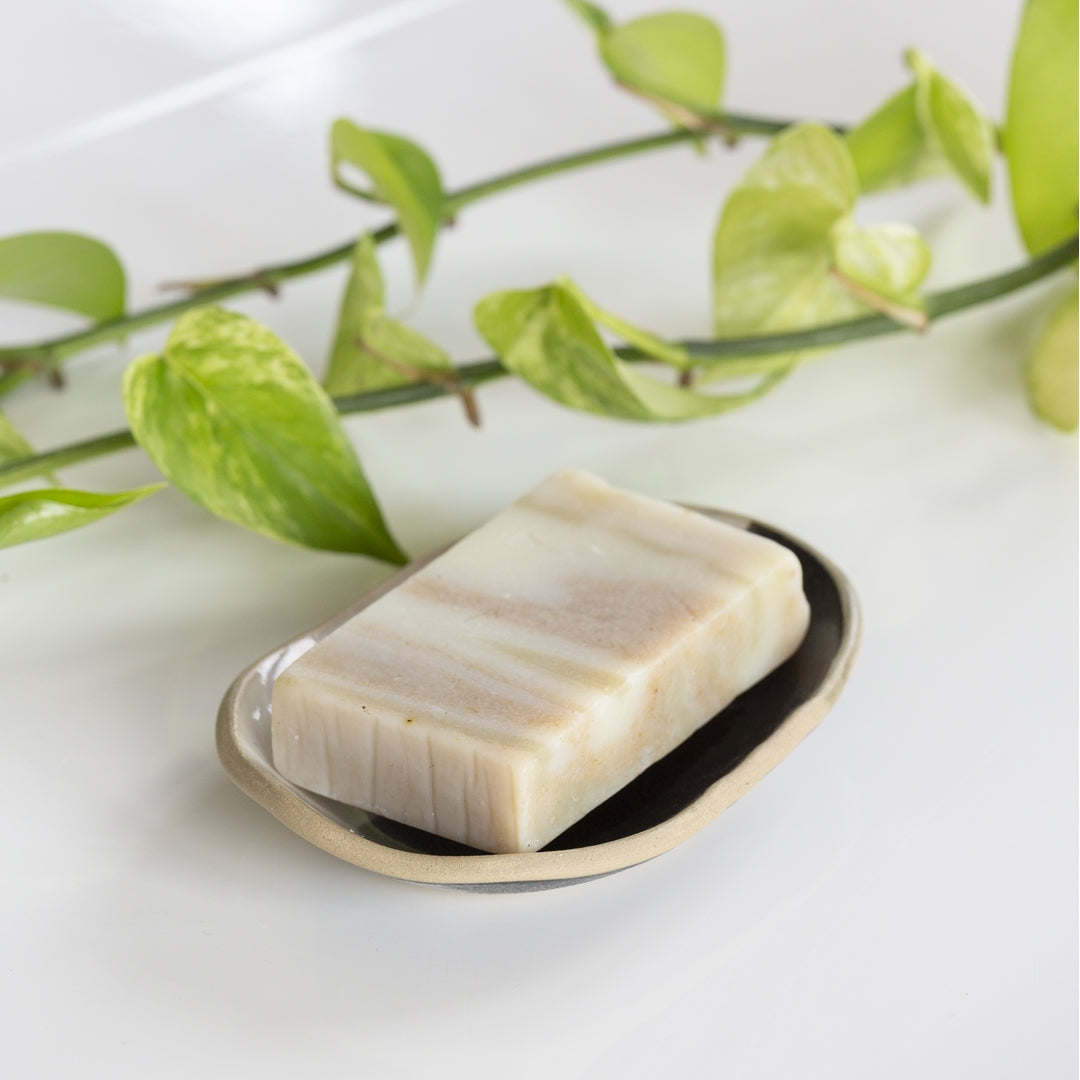 porte-savon-ceramique-poterie-gres-ovale-degrade-blanc-bleu-noir-oree-des-savons-savonnerie-artisanale-saponification-a-froid-naturel-zero-dechet5