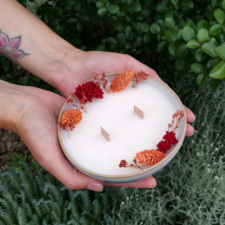 bougie-vegetale-fleurie-fait-main-parfum-senteur-grasse-bol-ceramique-poterie-fleurs-sechees-deco-decoration-maison