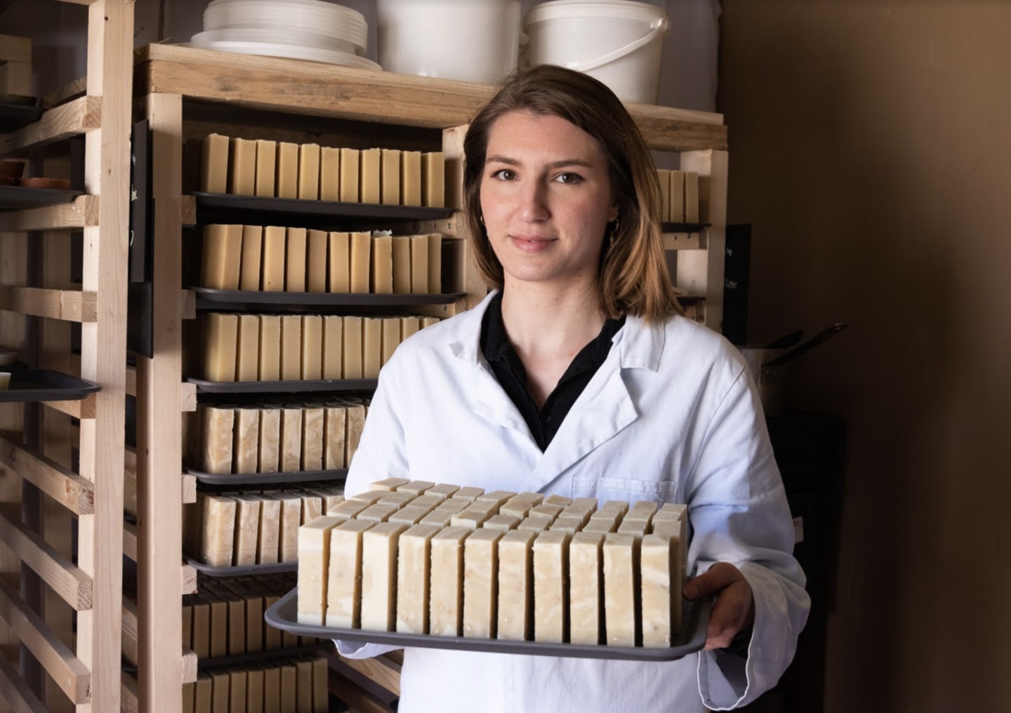 portrait de Asseline fondatrice de l'Orée des Savons dans son atelier