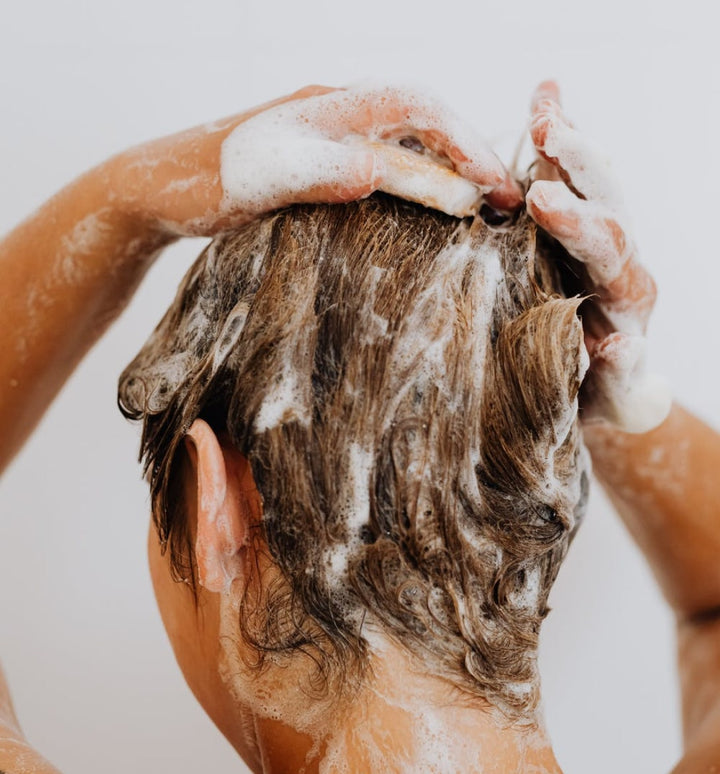 femme qui se lave les cheveux