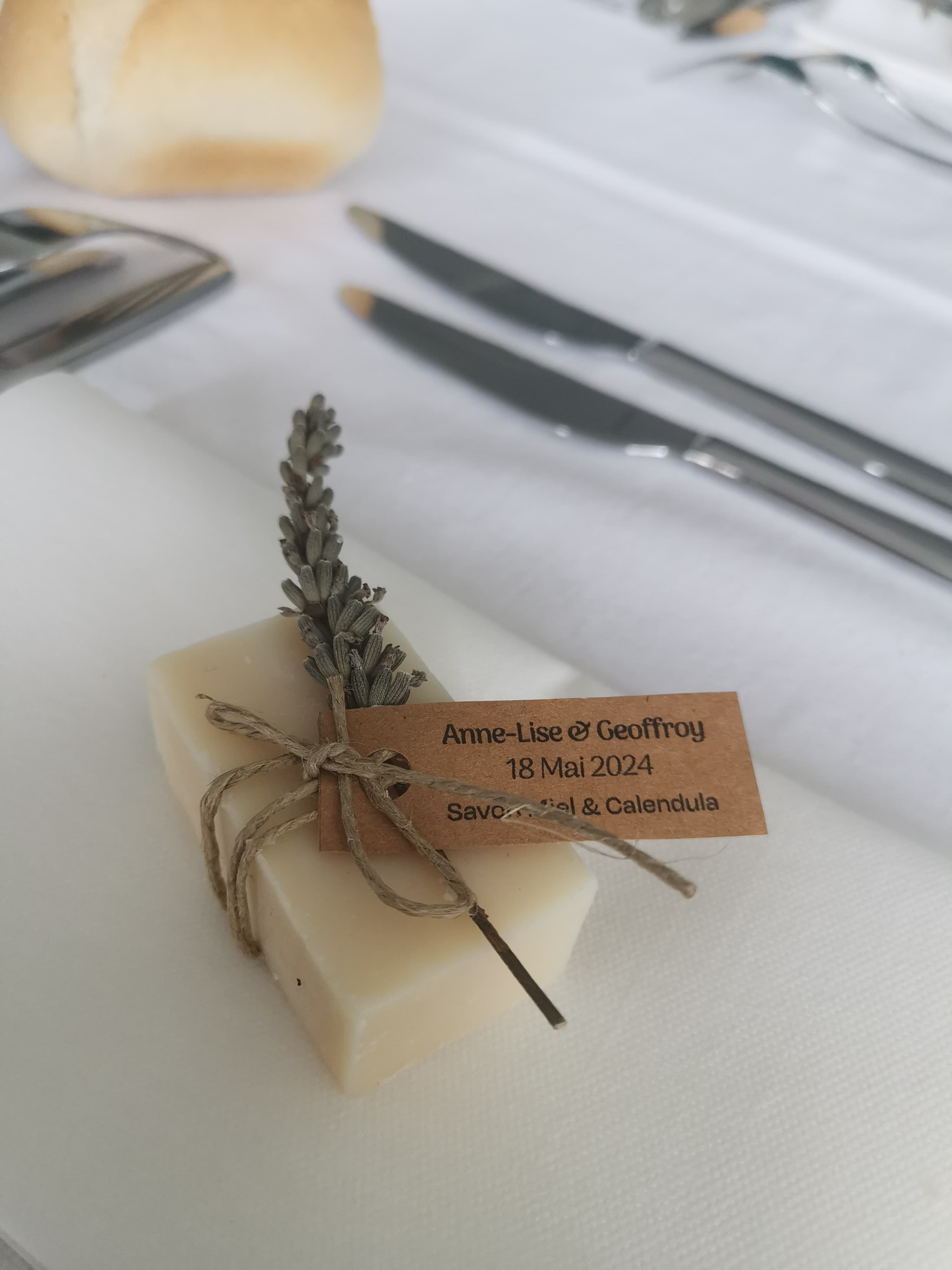 savon-cadeau-invite-evenement-mariage-bapteme-anniversaire-salon-pro-client-personnalisatoion-fait-main-artisanat-francais2