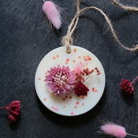suspension-medaillon-parfume-soin-energetique-suspendre-parfumer-parfum-grasse-fleurs-sechees-petales-paix-interieure-calme-serenite